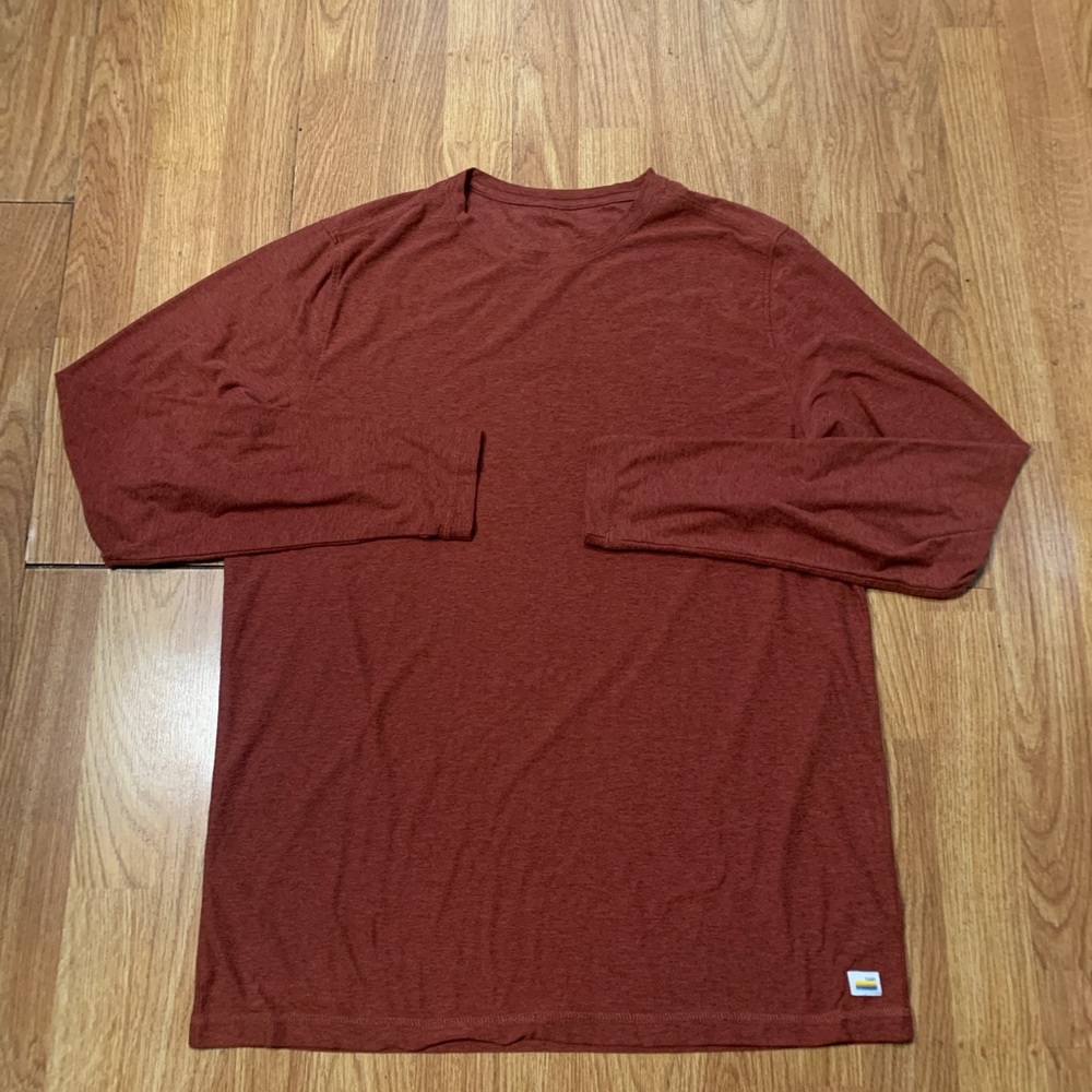 Vuori Strato Tech Tee Men’s Size Large Orange Red Pullover Soft Stretch